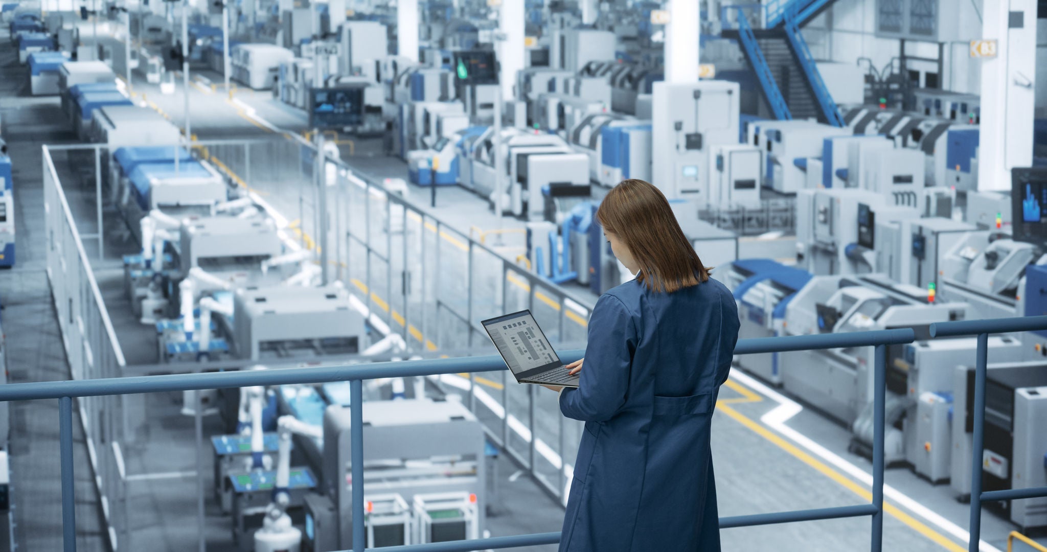 Asiatische Ingenieurin steht in einer Fabrik