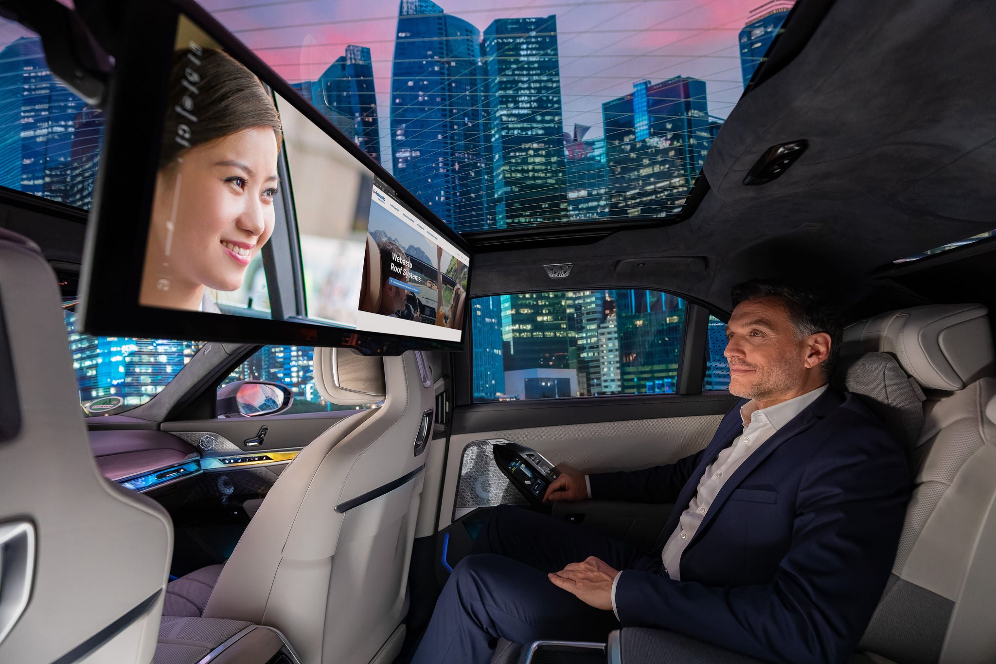 세단의 파노라마 디스플레이