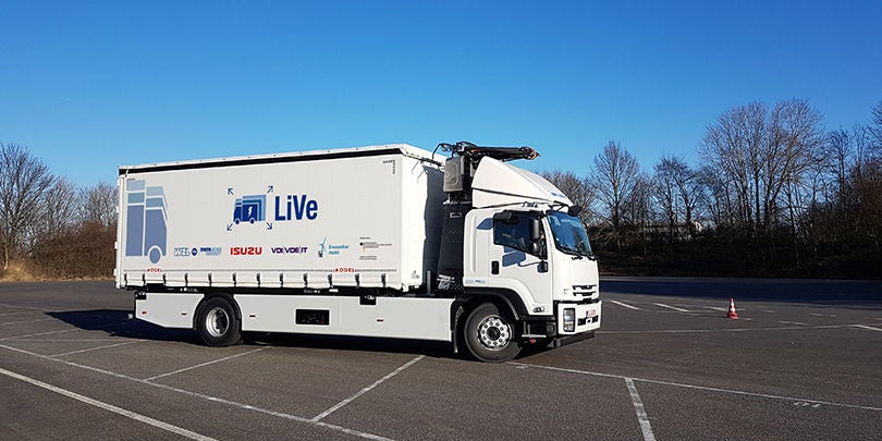Vrachtwagen op de weg met de pantograaf