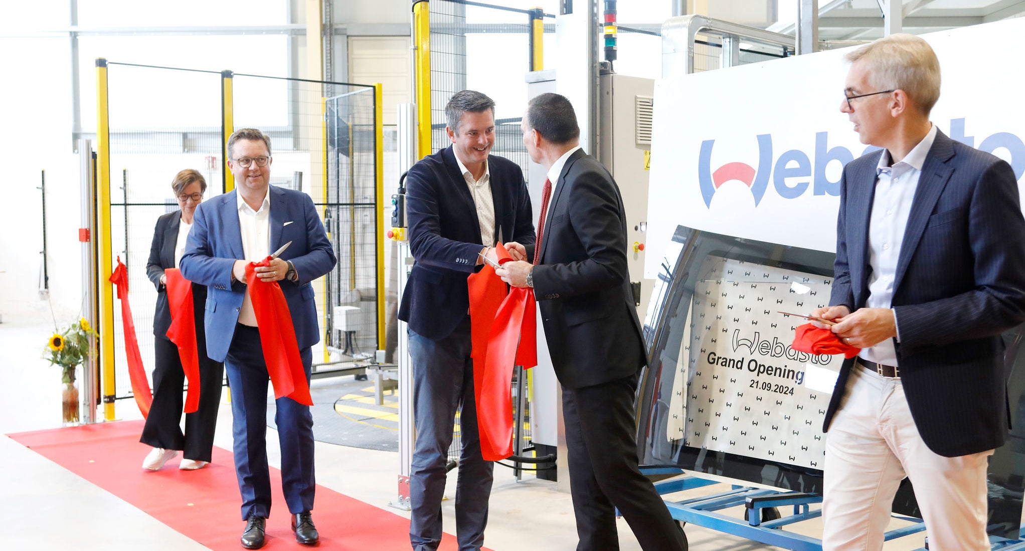 Opening of the new production line - From right to left: Léon Gloden, Minister of the Interior; Jan Henning Mehlfeldt, Member of the Webasto Management Board; Lex Delles, Minister of Economic Affairs; Marc Lentz, President of SIAEG and Mayor of Biwer; Heike Niehues, EVP of the FTM business unit.
