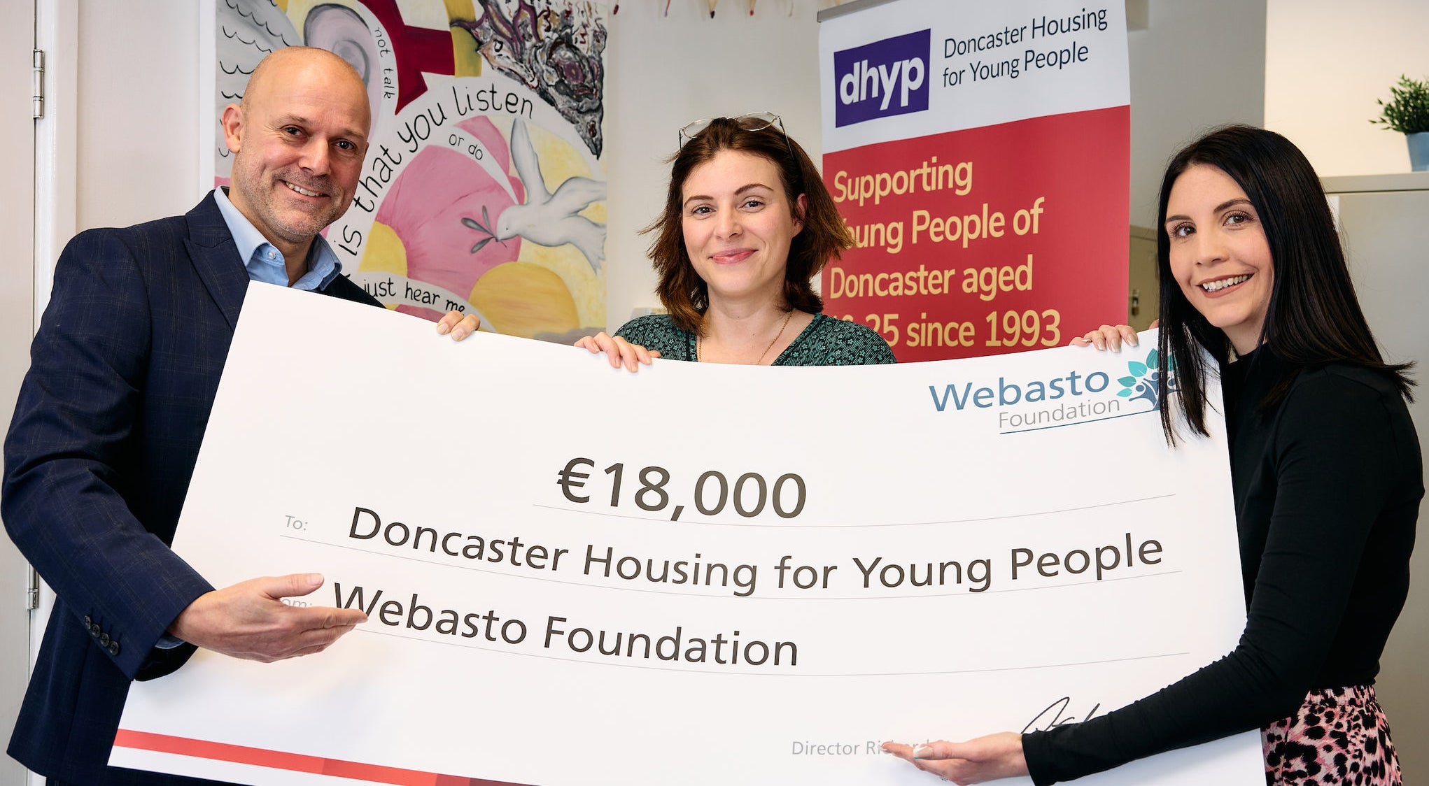 Pix: Shaun Flannery/shaunflanneryphotography.com
COPYRIGHT PICTURE>>SHAUN FLANNERY>01302-570814>>07778315553>>
28th November 2023
Webasto Foundation cheque presentation to Doncaster Housing for Young People
L-R Richard Stoakes, Managing Director at Webasto Thermo & Comfort UK Ltd, Michèle Beck, CEO, Doncaster Housing for Young People, Kim Jessop, Volunteer Coordinator, Doncaster Housing for Young People.