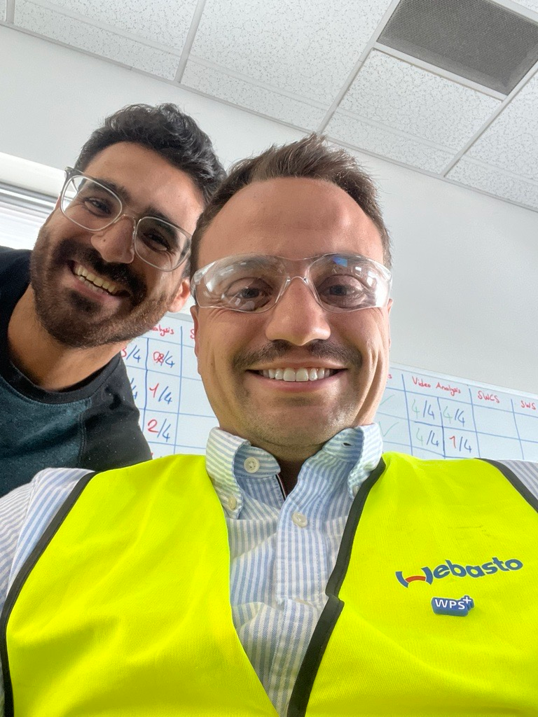 Fröhliche Männer machen ein Selfie