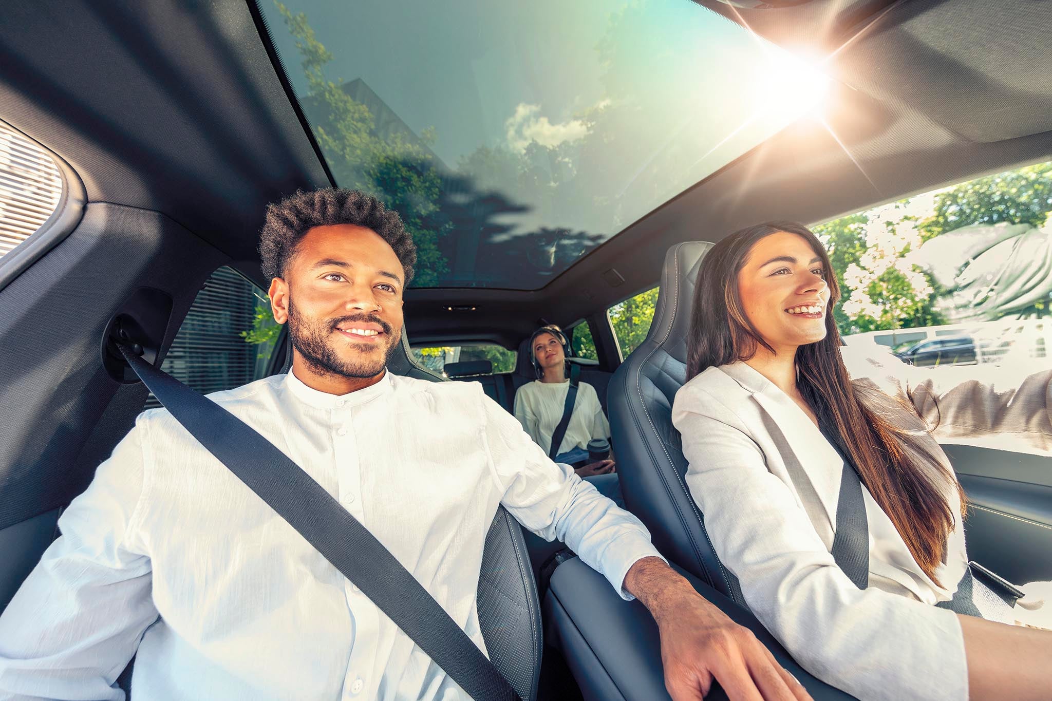 Panoramablick in einem Auto mit festem Dachsystem