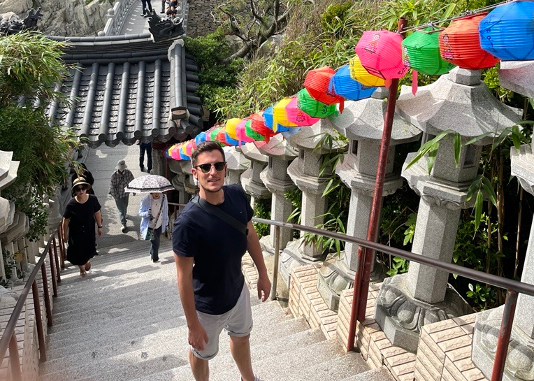 Mann auf Treppe in Ulsan, Südkorea