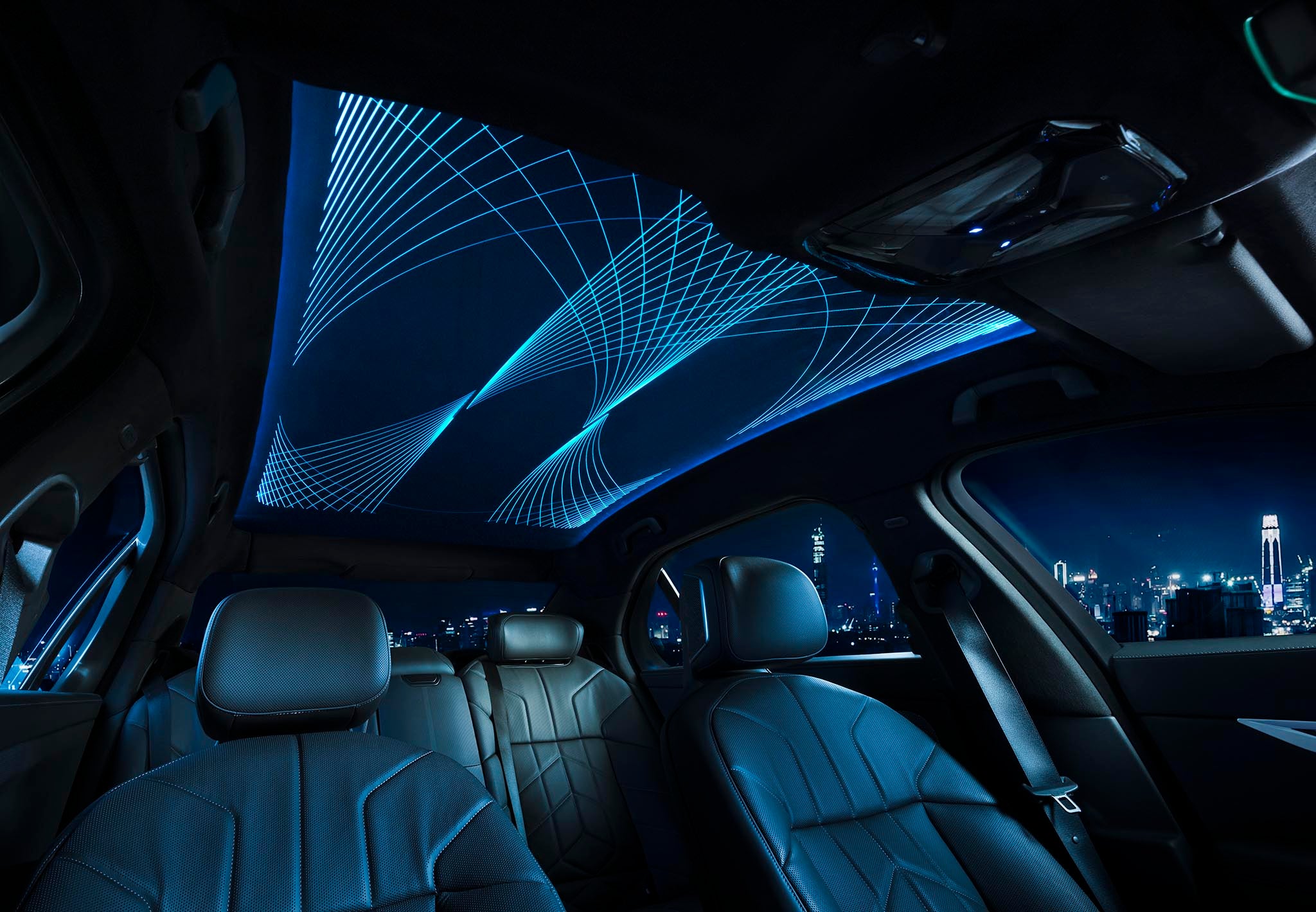 차량의 글래스 루프에 들어오는 조명