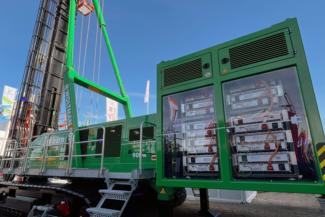 Webasto und Dieseko elektrifizieren den Woltman 90DRe (90 t) mit modularen Webasto-Batteriesystemen; Pressebereich: emissionsfreie Systemlösung für Baumaschinen.