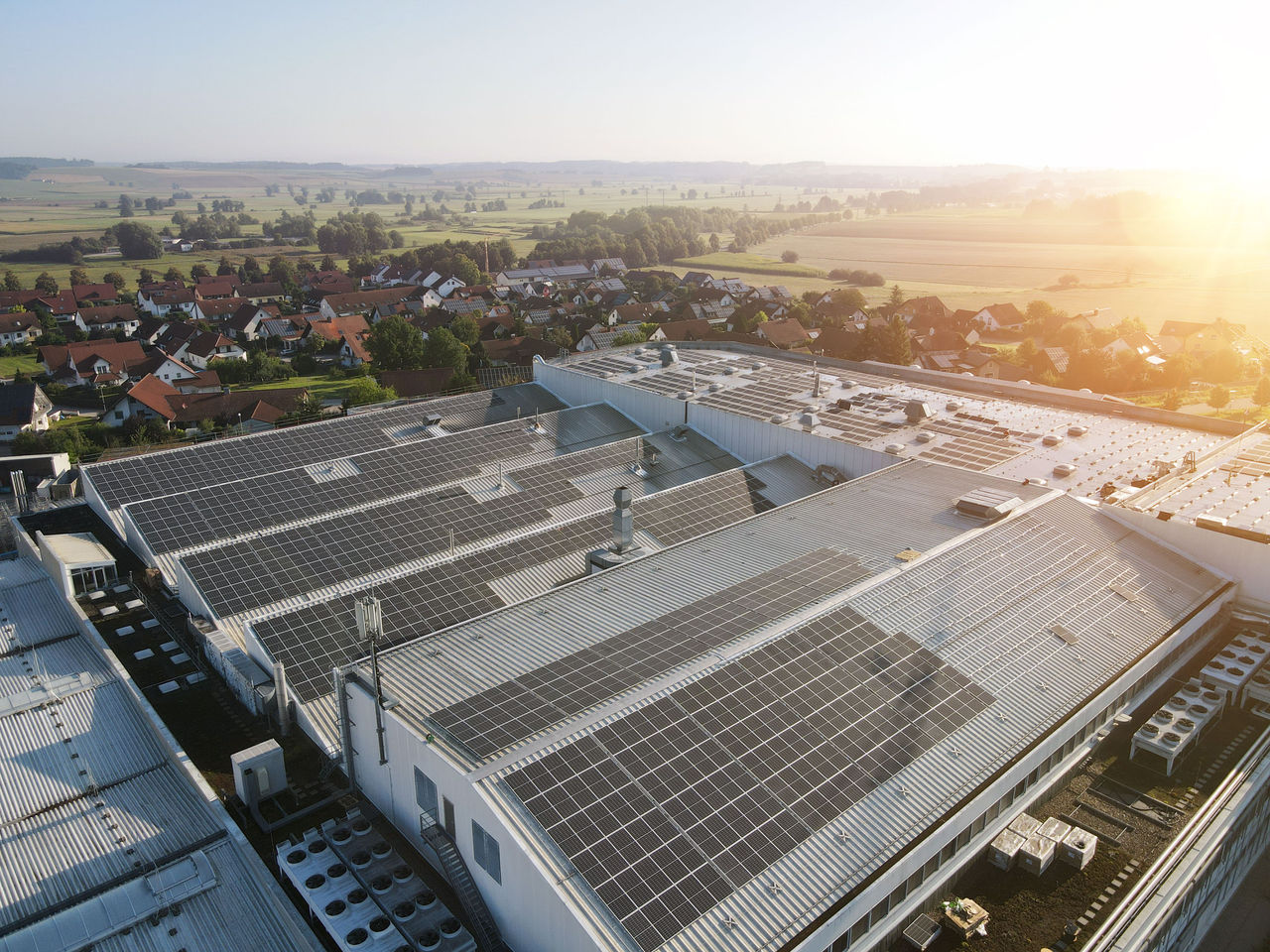 PV-Anlage auf dem Dach des Webasto-Werks Schierling als Beitrag zur klimaneutralen Batterieproduktion und lokalen Energieautarkie; Visual für Presse.