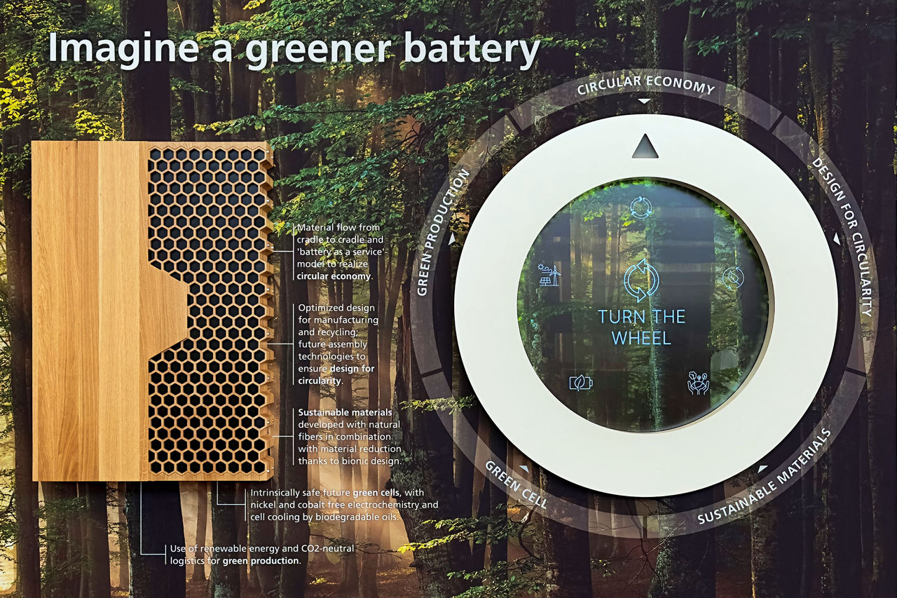 Nachhaltige Batteriesysteme mit Kreislaufwirtschaft, bionischem Gehäuse, grünen Zellen und CO2-neutraler Produktion – Pressevisual zur Webasto-Systempartnerschaft.