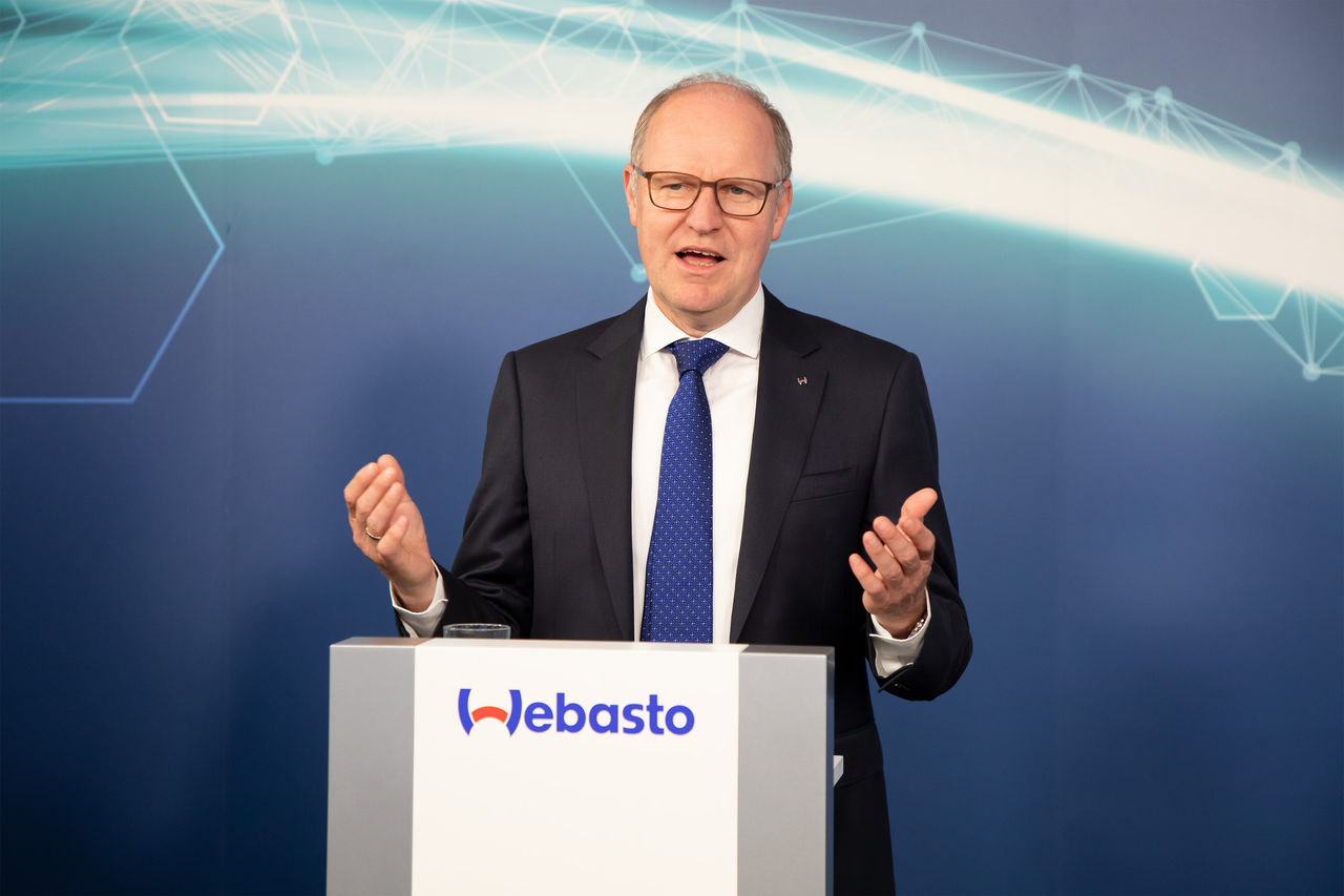 Redner am Webasto-Podium bei der Jahrespressekonferenz 2022 mit Webasto-Branding; relevant für Pressebereich zu Strategie, Elektrifizierung und Partnerschaften.