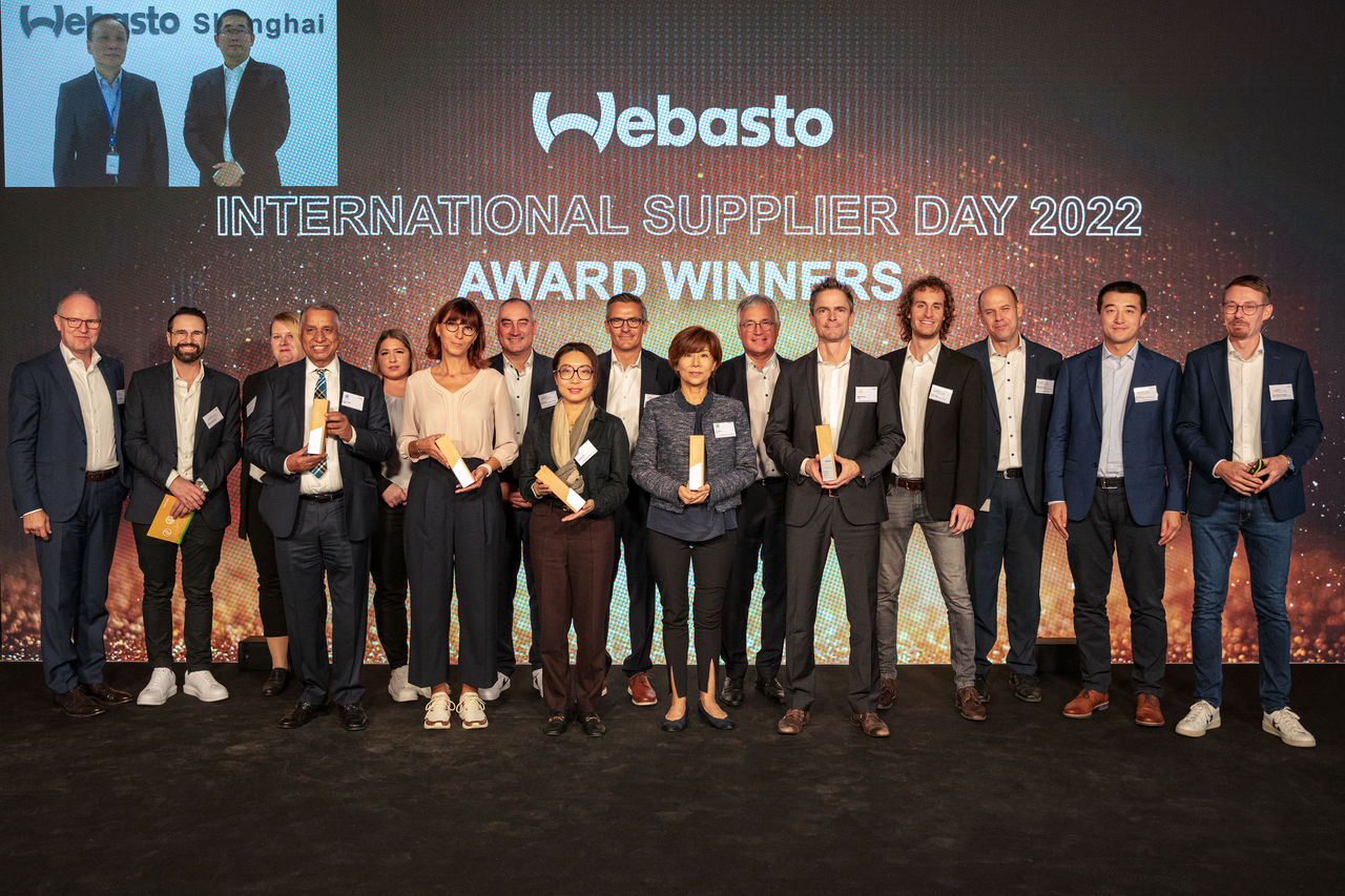 International Supplier Day 2022: Gruppenaufnahme der ausgezeichneten Zulieferer, von Webasto als globale Systempartner für Innovation und Qualität gewürdigt