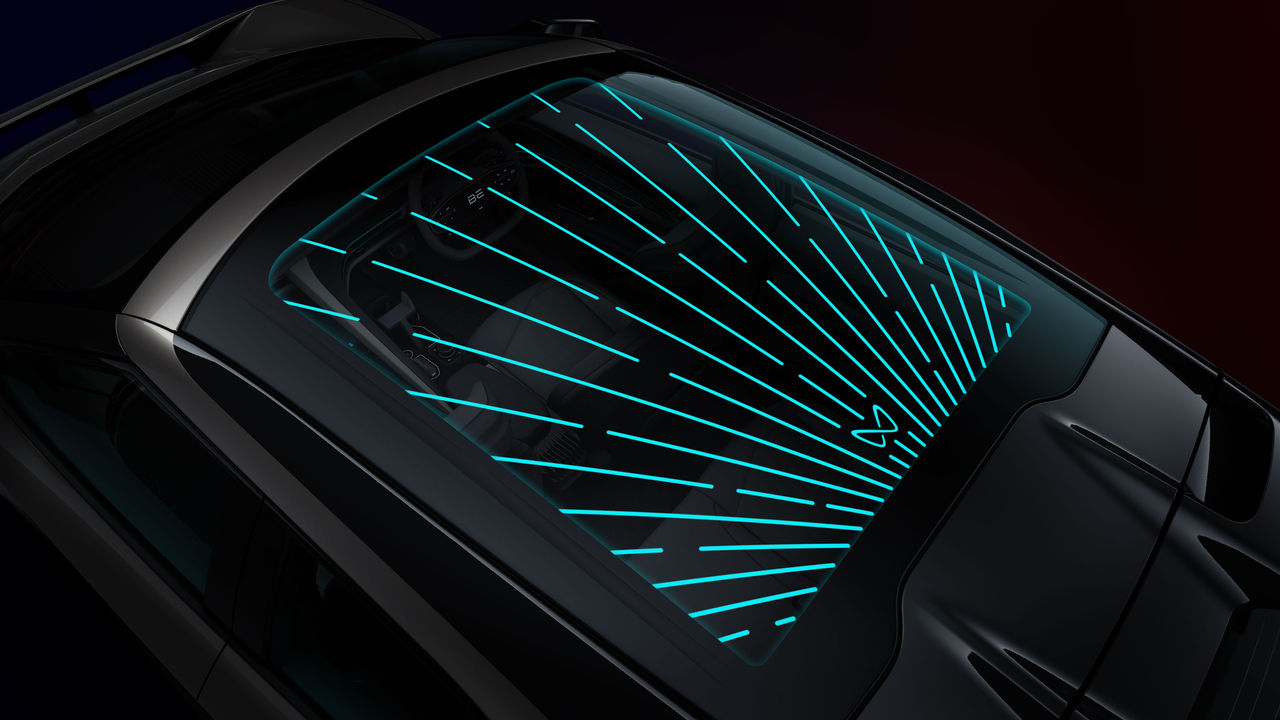 Webasto Infinity Roof mit integrierter Lichtinszenierung auf Mahindra-Fahrzeugdach, präsentiert als Systempartner-Lösung für OEM-Kooperationen in der Presse.