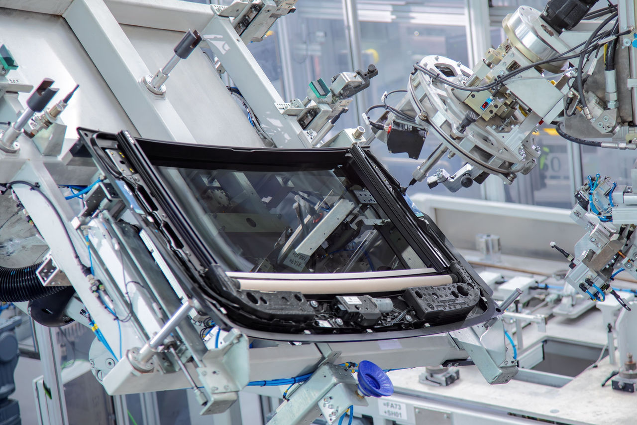 Dachfertigung mit automatisierten Montageprozessen und Robotik an einer Webasto-Fertigungslinie, geeignet zur Illustration von Pressemitteilungen zur Produktion.