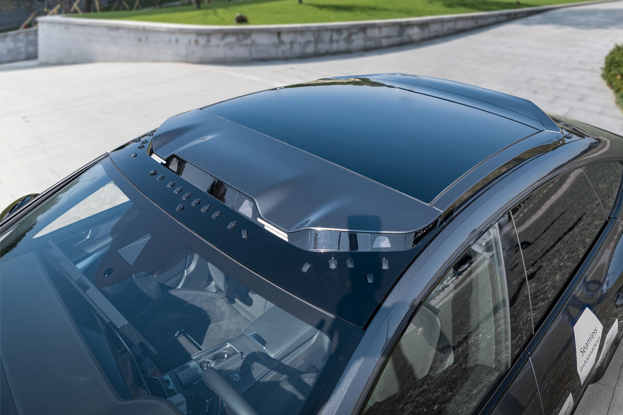 Nahtlose Integration eines Sensormoduls auf dem Fahrzeugdach, demonstriert Webastos Systemkompetenz in kundenspezifischen Dachlösungen und Sensorik für OEMs.