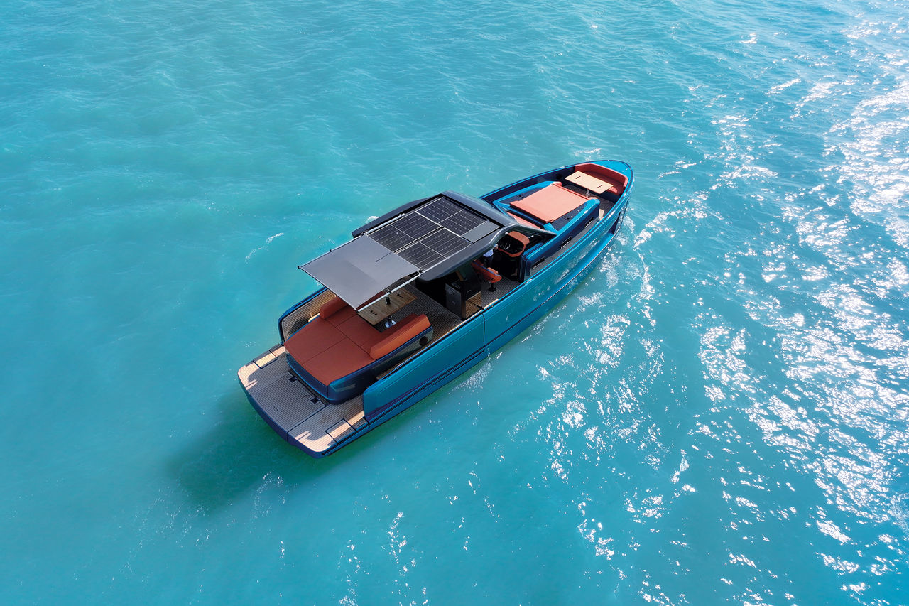 Electric boat with solar canopy and hardtop, showcasing marine battery integration, thermal management and roof-system, as system partner for OEM electrification.